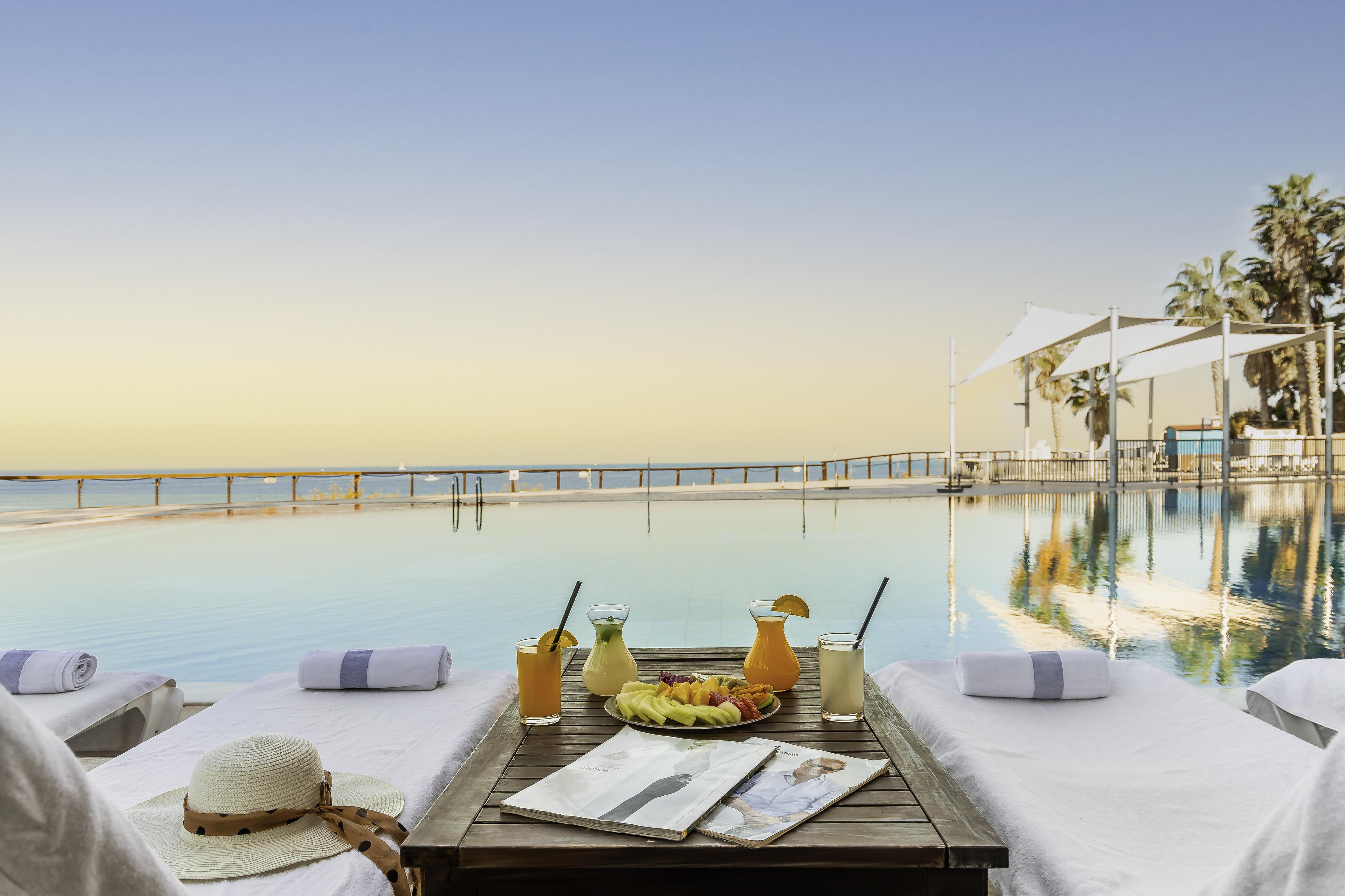 다니엘 헤르츨리야 호텔 Herzelia 외부 사진 The pool at the hotel