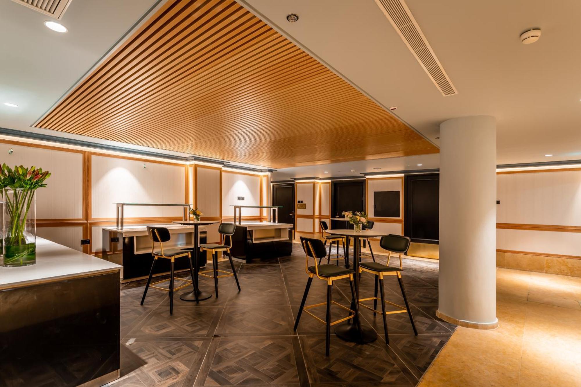 다니엘 헤르츨리야 호텔 Herzelia 외부 사진 The lounge at London Heathrow Airport