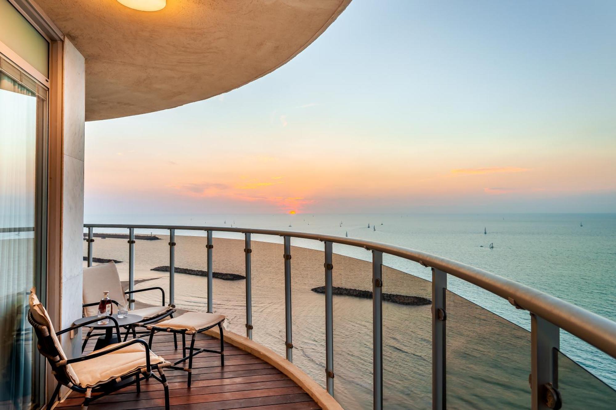 다니엘 헤르츨리야 호텔 Herzelia 외부 사진 A balcony in a residential building