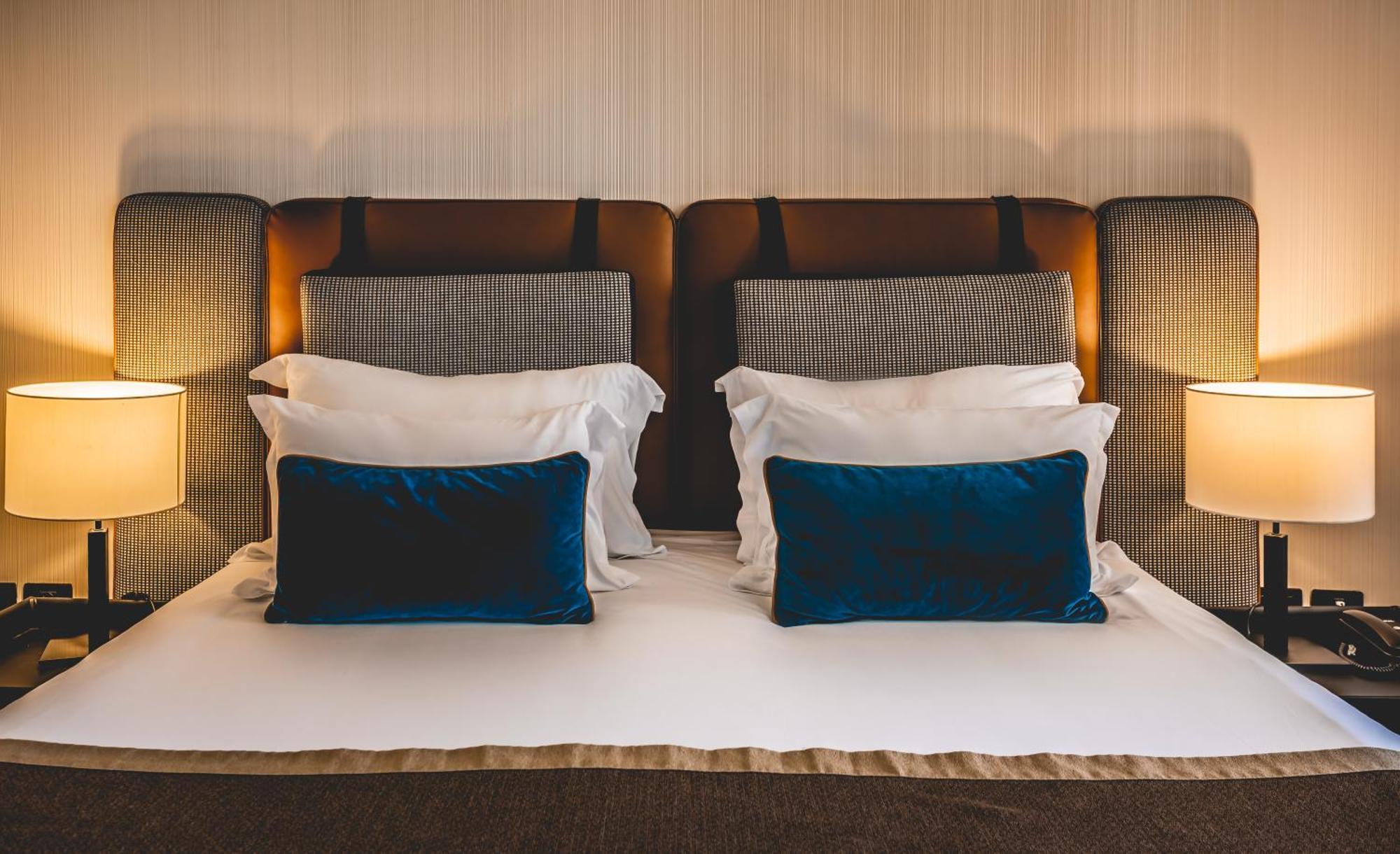 다니엘 헤르츨리야 호텔 Herzelia 외부 사진 A bed with two pillows