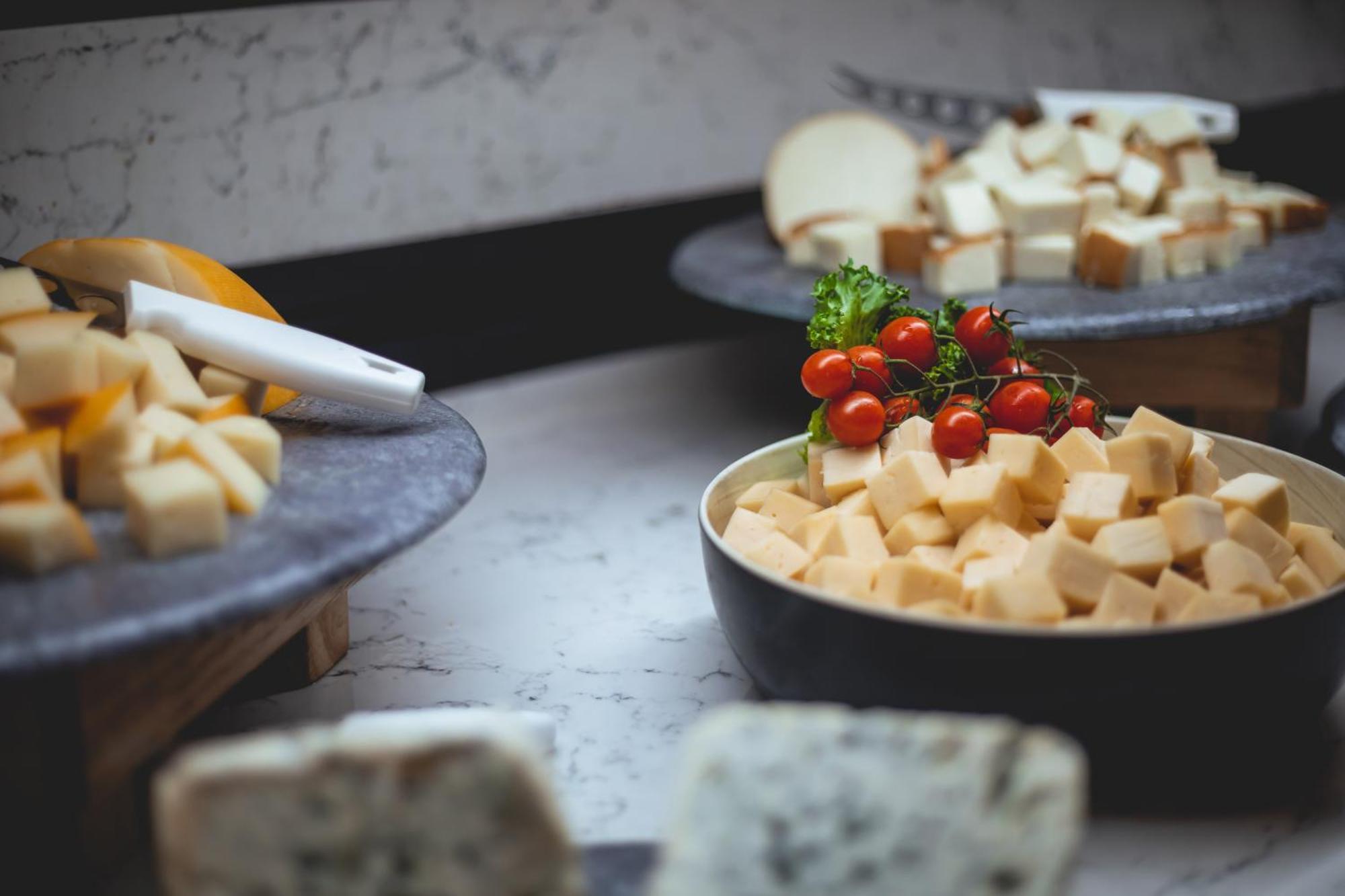 다니엘 헤르츨리야 호텔 Herzelia 외부 사진 Cheese at a buffet