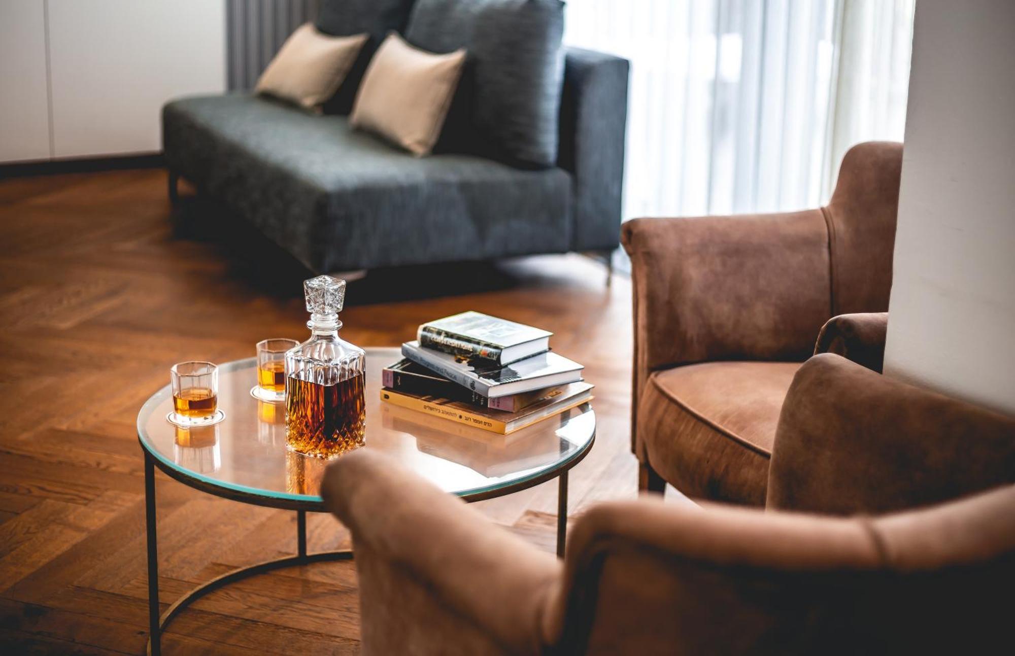 다니엘 헤르츨리야 호텔 Herzelia 외부 사진 A living room with a coffee table